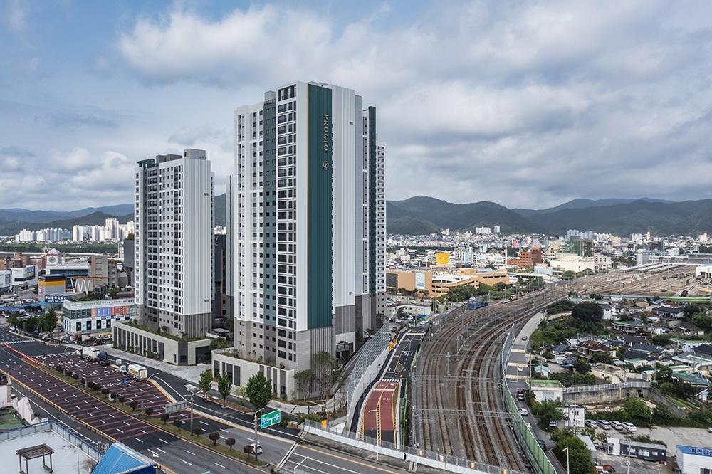 단지 주변 철도와 도로 전경